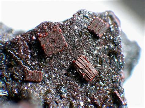  Lanthanium: Descubriendo un Metal de Tierras Raras para la Fabricación de Imánes de Alta Potencia